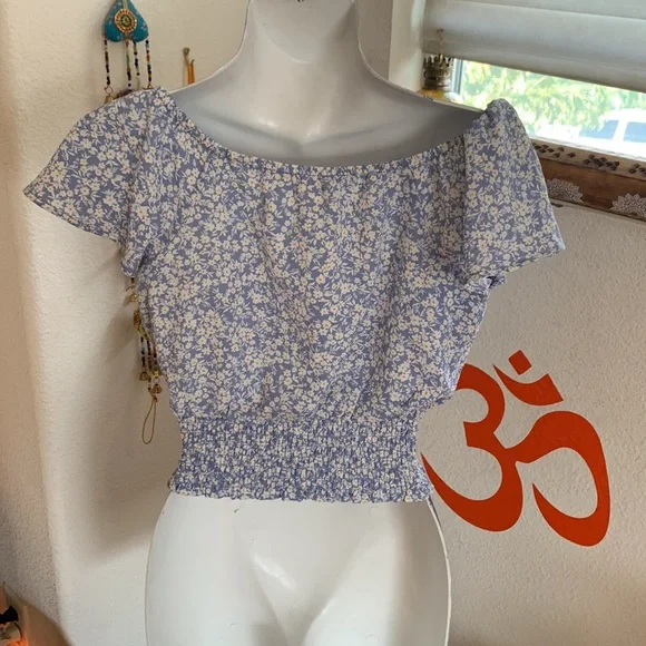 Flirty off the shoulder, pretty crop top - Picture 2 of 6